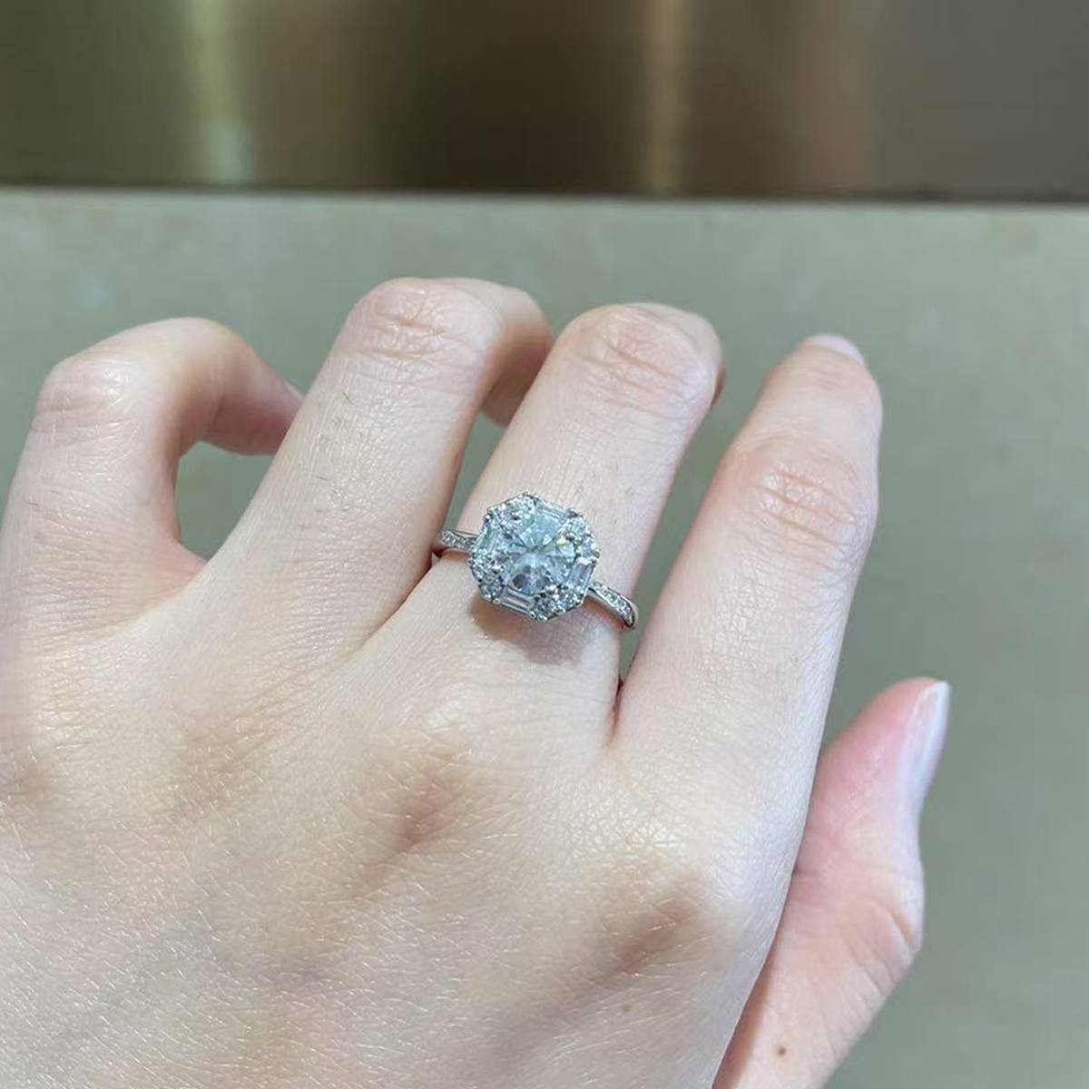四爪豪华款女戒S925银镀白金定制选款主石莫桑钻1.0ct/副石高碳钻